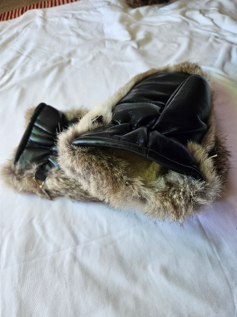 Genuine Fur & Leather Winter Gloves – Warm & Elegant - Picture 4 of 5